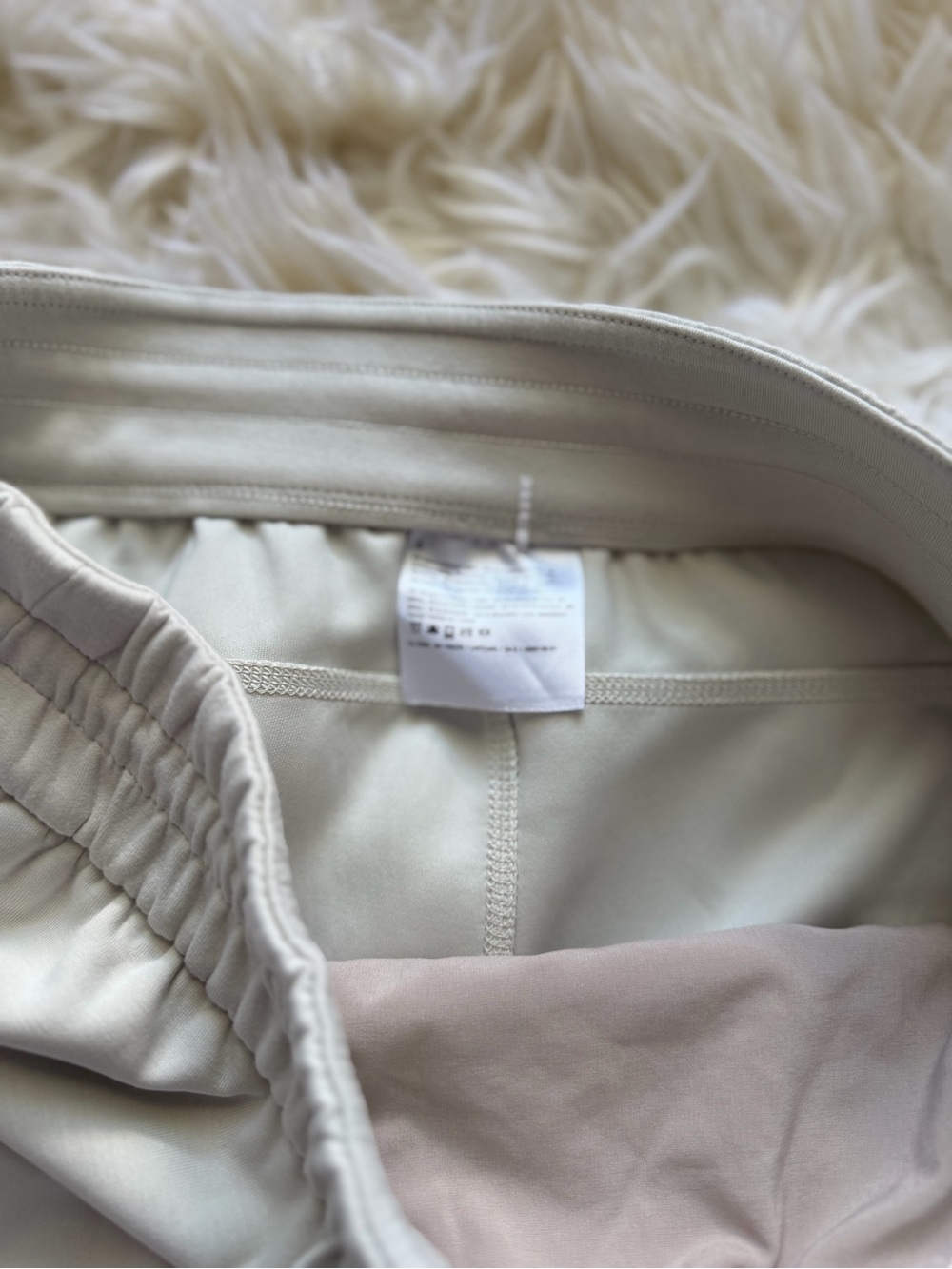 lululemon softstreme bone / off white shorts size 6 NWOT - Picture 3 of 3